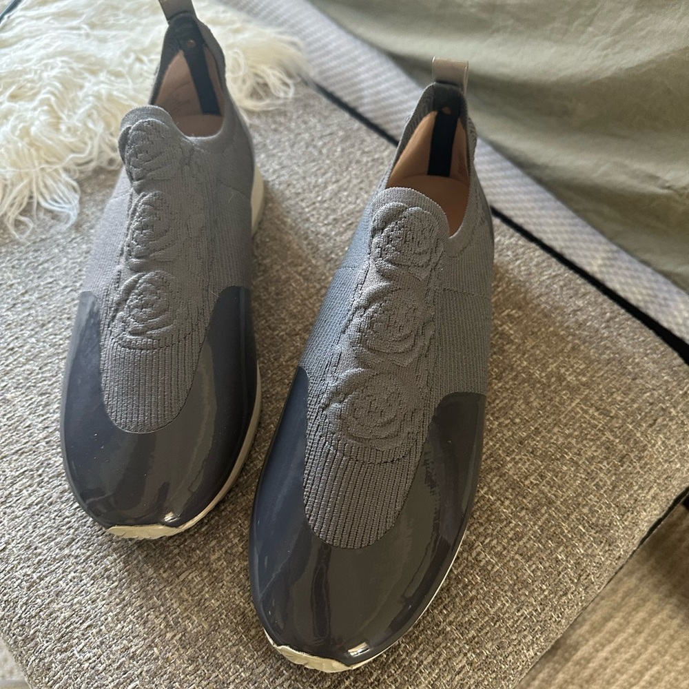 Taryn Rose NWOT Slip-On Sneakers, size 8.5 - Picture 9 of 12